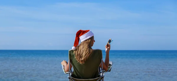 Подорожі Напередодні Нового Року Пляжі Морем Дівчина Різдвяному Капелюсі Купається — стокове фото
