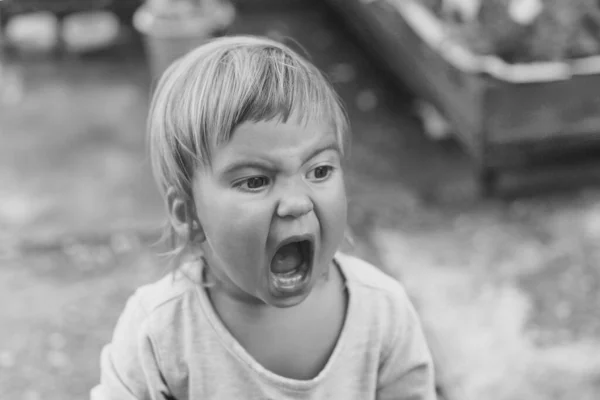 Bambina Con Bocca Spalancata — Foto Stock