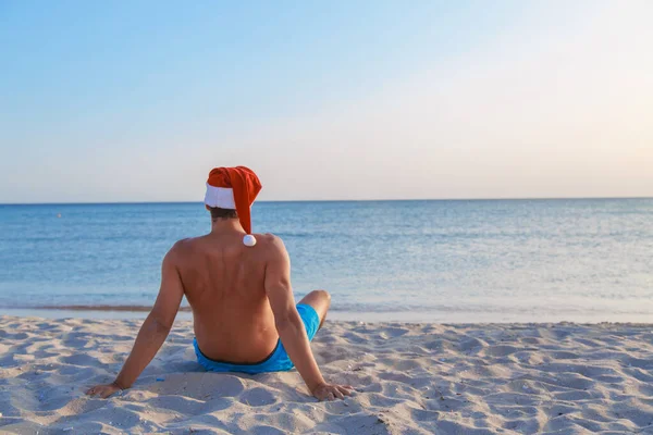 Véspera Ano Novo Praia Junto Mar Homem Chapéu Natal Toma — Fotografia de Stock
