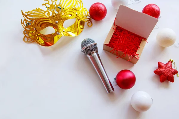 Χριστουγεννιάτικα Ψώνια Μικρόφωνο Χρυσή Μάσκα Και Χριστουγεννιάτικα Παιχνίδια Μουσική Δημιουργικότητα — Φωτογραφία Αρχείου