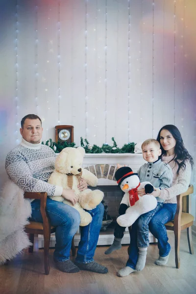 Famille Fête Noël Ensemble Parents Avec Enfant Parmi Intérieur Festif — Photo
