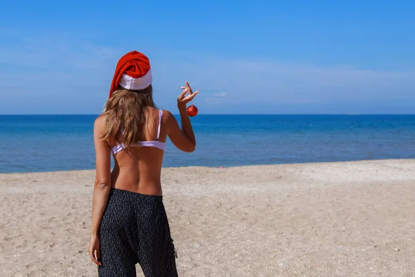 Ano Novo Praia Menina Engraçada Chapéu Papai Noel Com Brinquedo — Fotografia de Stock