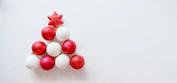 Χριστουγεννιάτικο Δέντρο Φτιαγμένο Από Κόκκινα Και Άσπρα Μπαλόνια Χριστουγεννιάτικη Διακόσμηση — Φωτογραφία Αρχείου