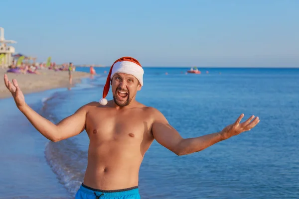 Παραμονή Πρωτοχρονιάς Στην Παραλία Δίπλα Στη Θάλασσα Ευτυχισμένος Άντρας Χριστουγεννιάτικο — Φωτογραφία Αρχείου