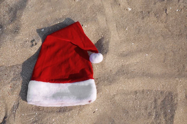 Chapéu Vermelho Pai Natal Praia Junto Mar Turismo Durante Férias — Fotografia de Stock