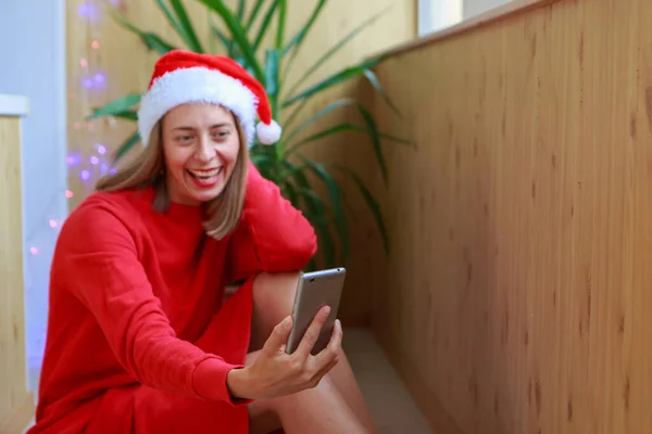 Feiern Selbstisolierung Weihnachtsglückwünsche Internet Eine Frau Mit Roten Nikolausmützen Bedient — Stockfoto