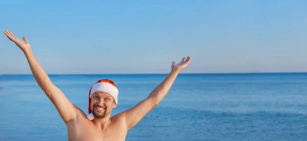 Víspera Año Nuevo Playa Junto Mar Hombre Con Sombrero Navidad — Foto de Stock