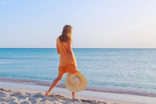 Journey Sea Girl Yellow Dress Hat Walking Beach Tourist Walks — Stock Photo, Image