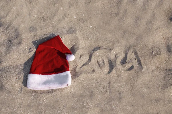 Cappello Rosso Babbo Natale Sulla Spiaggia Riva Mare Turismo Durante — Foto Stock