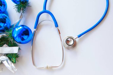 Coronavirus, covid-19 ve yeni yıl. Kendini izole etme kutlamaları, hastane. Noel süslemeleri ve tıbbi aletler: stetosope. Boşluğu kopyala