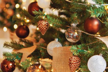 Tatiller, yeni yıl, dekorasyon ve kutlama konsepti - balo ve oyuncaklarla süslenmiş Noel ağacının kapağı