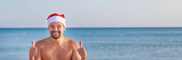 Oudejaarsavond Het Strand Aan Zee Gelukkige Man Met Een Kerstmuts — Stockfoto