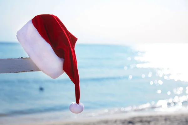 Czerwony Kapelusz Mikołaja Tle Morza Turystyka Podczas Wakacji Noworocznych Świąteczny — Zdjęcie stockowe