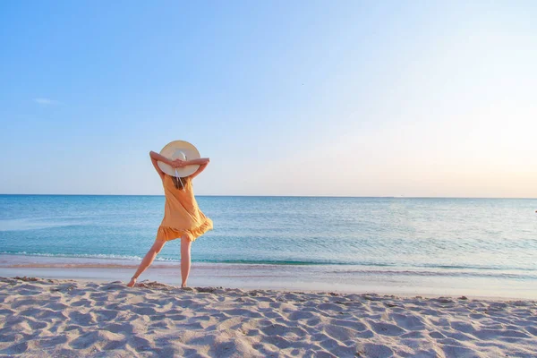 Cesta Moři Dívka Žlutých Šatech Klobouku Kráčí Podél Pláže Turistické — Stock fotografie