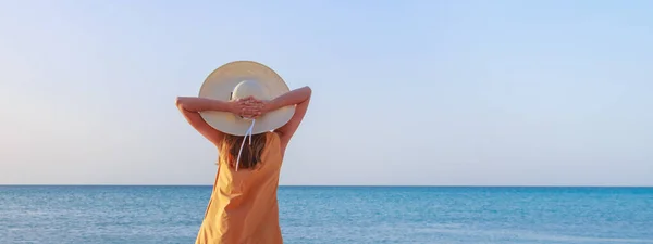 Voyage Mer Une Fille Robe Jaune Chapeau Promène Long Plage — Photo