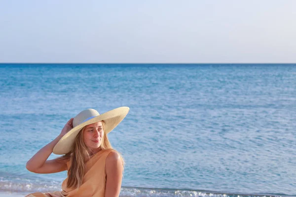 Viagem Para Mar Uma Menina Vestido Amarelo Chapéu Está Andando — Fotografia de Stock