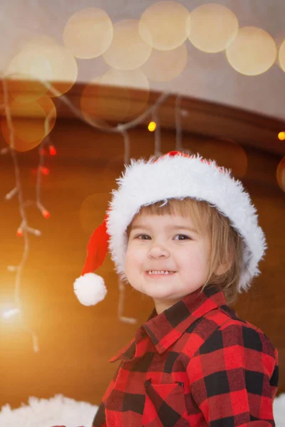 Dítě Červených Šatech Čeká Nový Rok Koncepce Oslav Vánoc Půlnoci — Stock fotografie