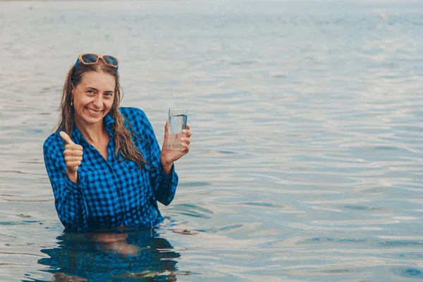 Lykkelig Jente Sitter Elva Drikker Vann Glass Begrepet Rene Naturlige – stockfoto