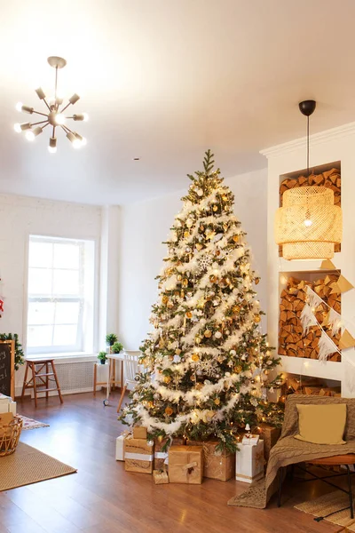 Διακοπές Πρωτοχρονιά Διακόσμηση Και Εορταστική Έννοια Ένα Μεγάλο Χριστουγεννιάτικο Δέντρο — Φωτογραφία Αρχείου