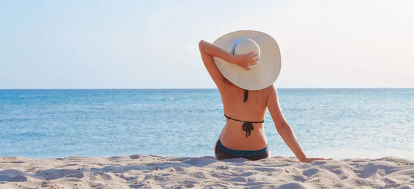 Reis Naar Zee Meisje Een Badpak Hoed Zonnebaden Het Strand — Stockfoto