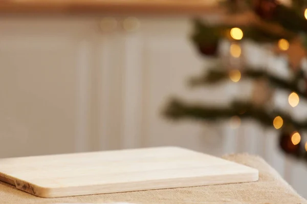 Gala yemeği. Noel 'de yemek pişirmek. Yeni yıl içleri mutfakta. Noel ağacı, çelenk, koni ve gözlük, altın ve yeşil