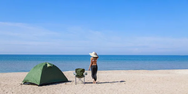 Viagem Para Mar Acampar Praia Férias Junto Água Homens Uma — Fotografia de Stock