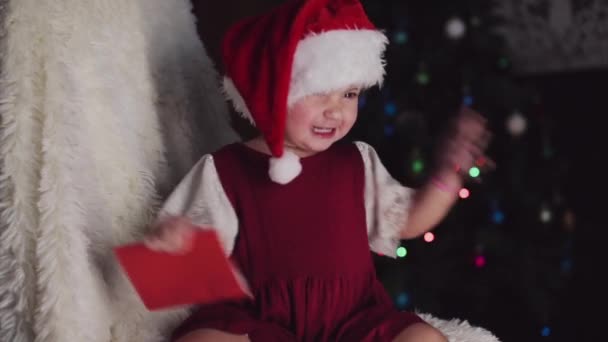 Niño Con Ropa Roja Está Sentado Esperando Año Nuevo Concepto — Vídeos de Stock