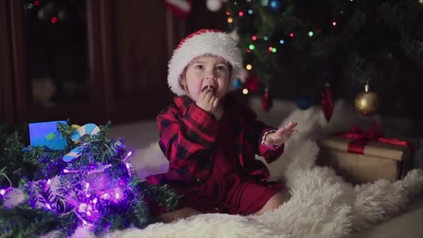 Uma Criança Roupas Vermelhas Está Sentada Esperando Ano Novo Conceito — Vídeo de Stock