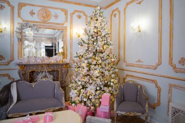 İç mekan: Noel ağacı ve yastıklı kanepe, hediyeler. Noel ve Yeni Yıl kavramı.