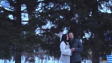 Bir çift aşık kucaklaşması. Bir erkek ve bir kadın birbirlerinin gözlerinin içine bakar. Gelin ve damat sevgililer gününde öpüşürler. 14 Şubat