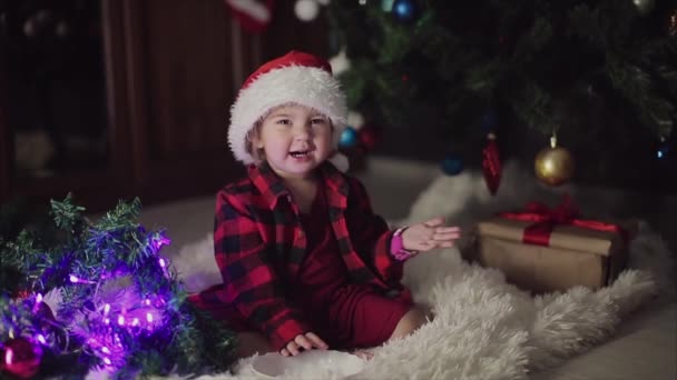 Lapsi Punaisissa Vaatteissa Istuu Odottamassa Uutta Vuotta Joulua Juhlitaan Keskiyöllä — kuvapankkivideo