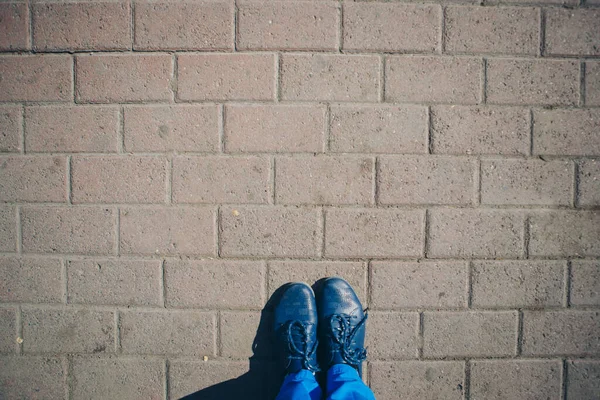 Blue Shoes Jeans Legs Top View — Stock Photo, Image