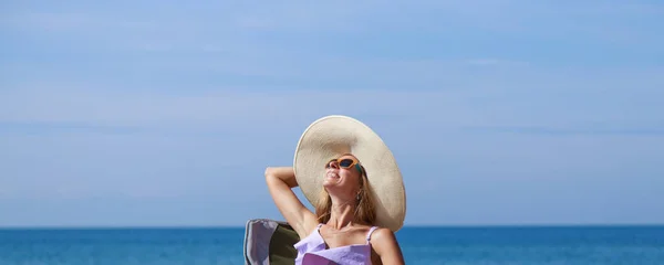 Podróż Morza Dziewczyna Kostiumie Kąpielowym Kapeluszu Opalająca Się Plaży Turysta — Zdjęcie stockowe