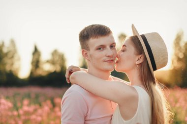 Birbirine aşık bir çift çiçek tarlasında yürür. Aşk ve bahar çiçek açıyor. Bir erkek bir kadını kucaklıyor.