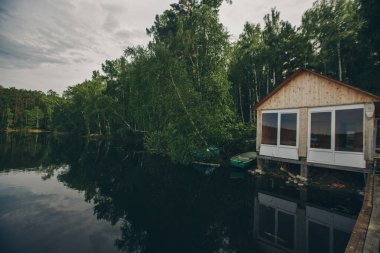 Nehir kıyısındaki balıkçı köprüsü. Göldeki tekneler için rıhtımlar. su ve nakliye