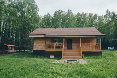 Bir huş ağacının içindeki yazlık ahşap ev. Ormanda kamp yapmak. Gezginler için turistik alan. Çevre dostu inşaat