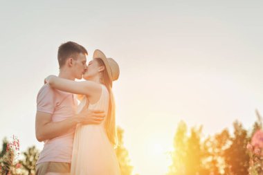 Birbirine aşık bir çift çiçek tarlasında yürür. Aşk ve bahar çiçek açıyor. Bir erkek bir kadını kucaklıyor.