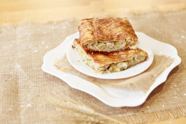 Yemek masasında tavuk ve patates turtası. Yemek yemek için hazır. Puf böreği. Yemek pişirmek için mutfak aletleri