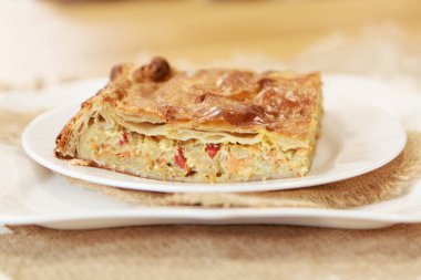 Yemek masasında tavuk ve patates turtası. Yemek yemek için hazır. Puf böreği. Yemek pişirmek için mutfak aletleri