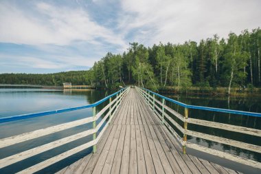 Nehir kıyısındaki balıkçı köprüsü. Göldeki tekneler için rıhtımlar. su ve nakliye