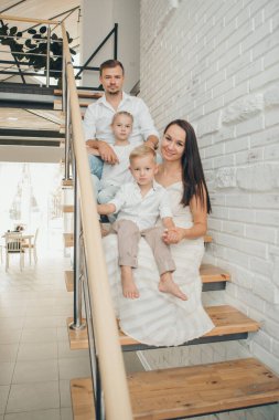 Bir grup gülen insan bir sütun oluşturdu. Kadınlar arasında mutlu bir adam: Yetişkinler, çocuklar. Aile Günü