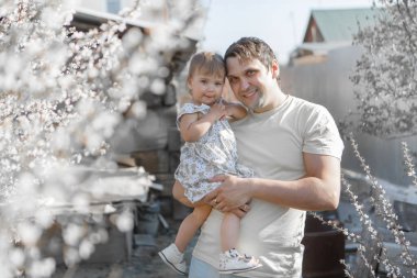 Kızı olan mutlu bir baba bir çiçek tarlasında yürür. Aşk ve bahar çiçek açıyor. Bir adam ve küçük bir kız. Babalar Günü.