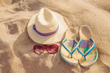 Kum tepecikleri, kumullar, kumullar, şapkalar üzerindeki plaj paraşütleri. 