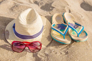 Kum tepecikleri, kumullar, kumullar, şapkalar üzerindeki plaj paraşütleri. 