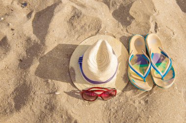 Kum tepecikleri, kumullar, kumullar, şapkalar üzerindeki plaj paraşütleri. 