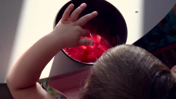 Маленькая Девочка Ест Борщ Ребенок Ест Красный Суп Ложкой — стоковое видео