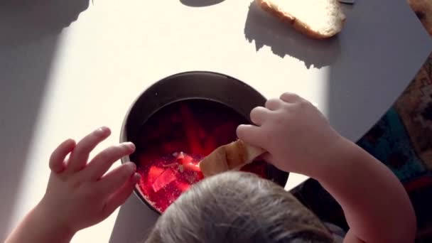 Una Niña Come Borscht Bebé Come Sopa Roja Con Una — Vídeo de stock