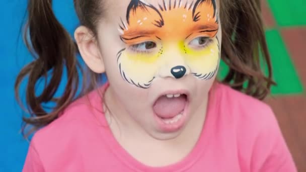 아이의 얼굴에 아쿠아 얼굴에 무늬가 소녀의 초상화 휴일에 오락을 즐기라 — 비디오