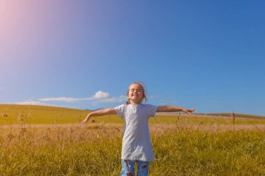 Hasat: Olgun buğday tarlada yetişir. Altın tahıl ve çocuklar yürüyor. Çimlerde kızlar