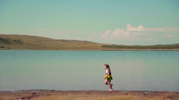 Chica Está Pisoteando Agua Cerca Del Río Niño Juega Junto — Vídeo de stock